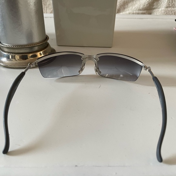 Chanel vintage grey sunglasses with case and cloth (cloth is in new condition) - Picture 4 of 11